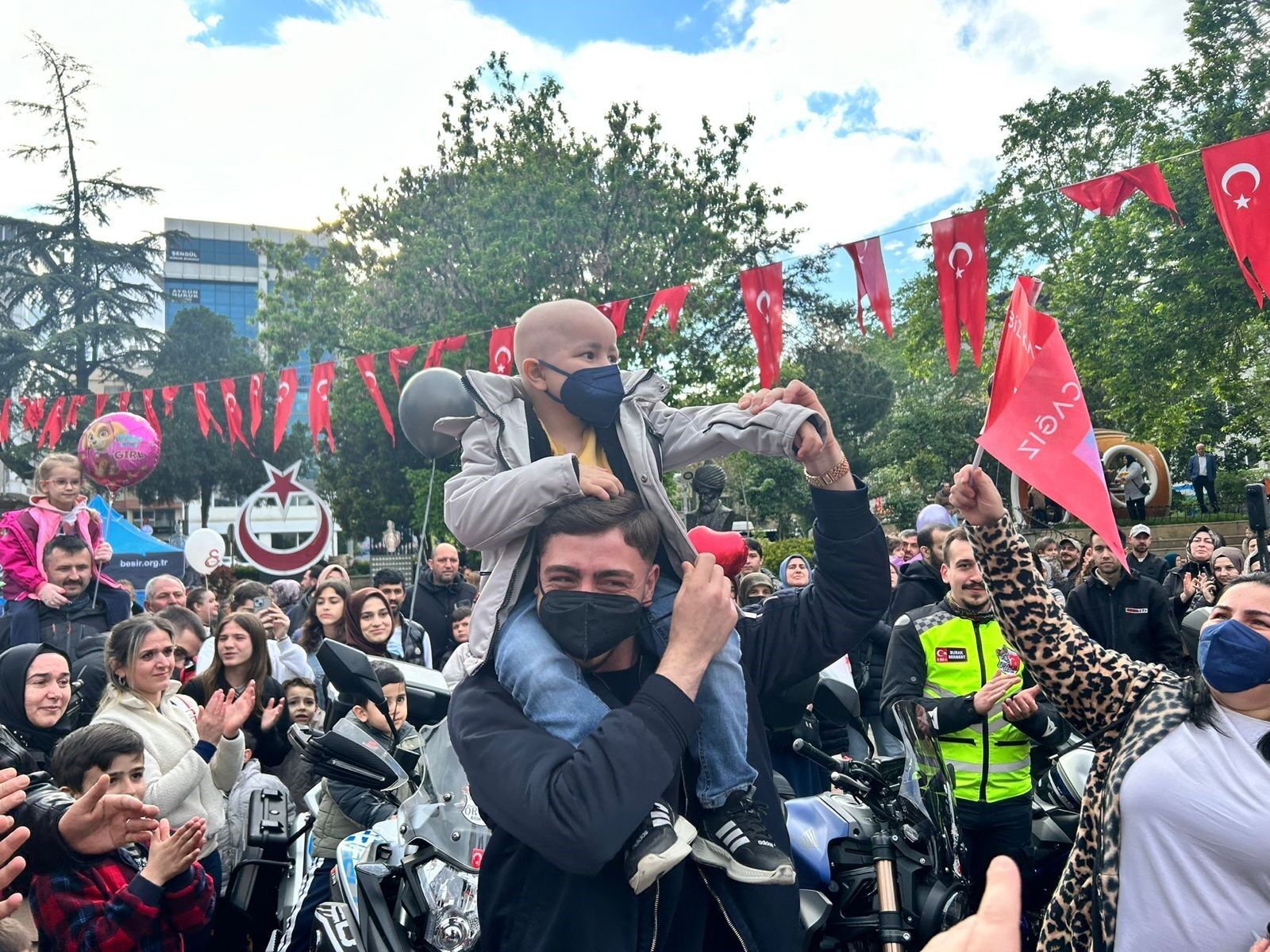 Bursa'da Lösemiyi Yenen Alparslan Için Gökyüzüne Balon Bıraktılar (2)