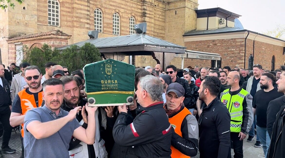 Bursa'da Motosiklet Kazasında Hayatını Kaybeden Sanatçı Son Yolculuğuna Uğurlandı (1)
