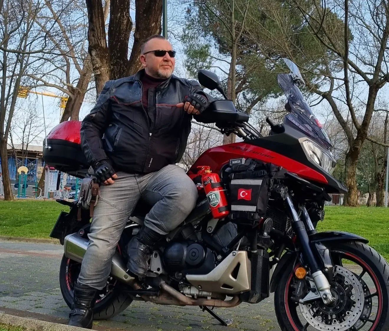 Bursa'da Motosiklet Tutkunu Sanatçı Hayatını Kaybetti, Oğlu Ağır Yaralandı (2)