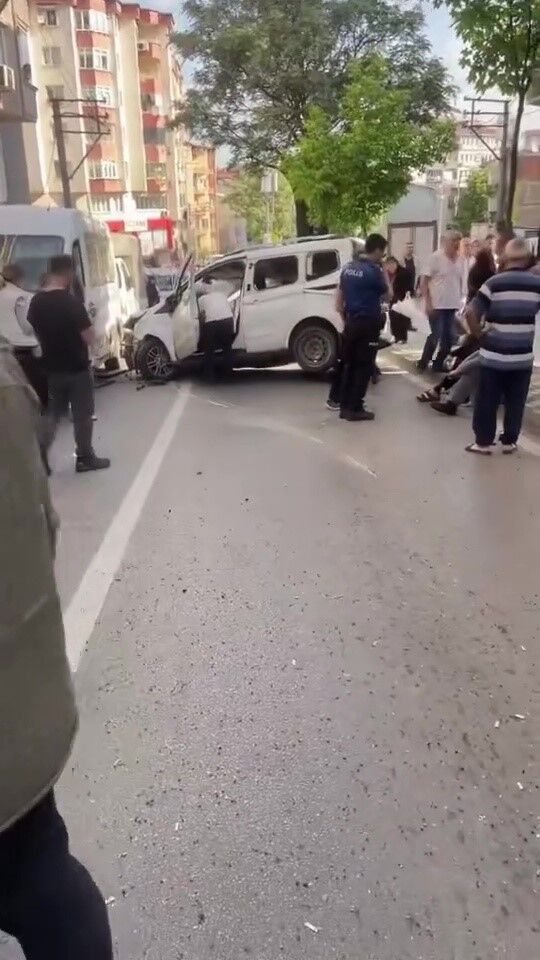 Bursa'da Ortalık Savaş Alanına Döndü! 6 Araca Çarptı Sonra Takla Attı.. (2)