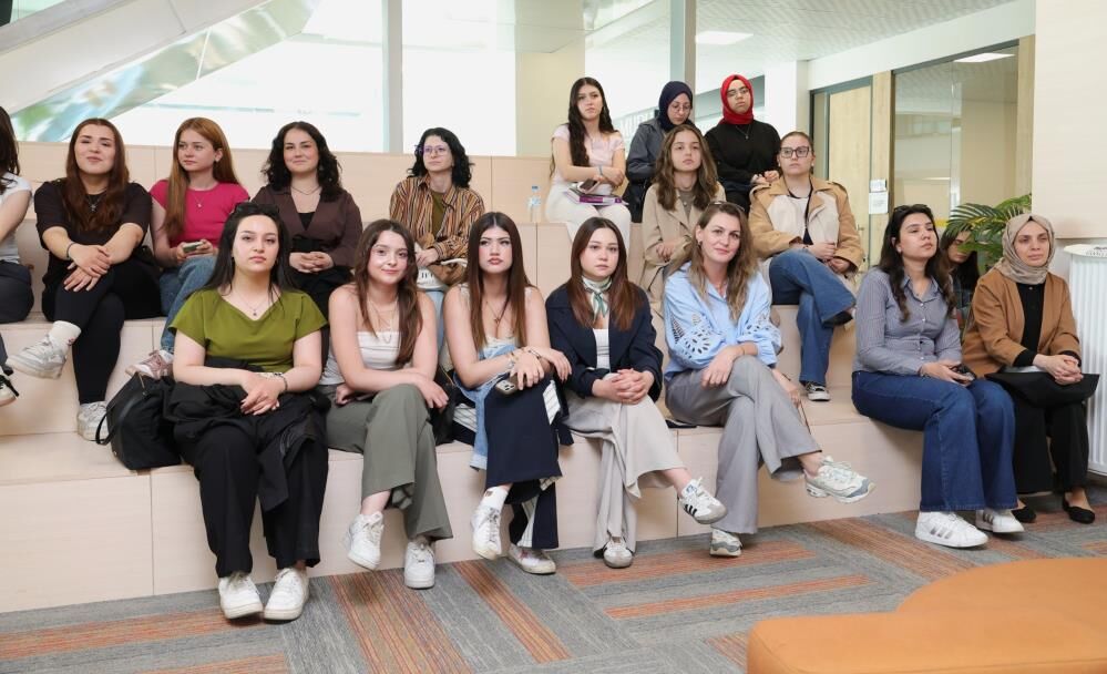 Bursa'da Sinema Rüzgarı! Aslıhan Gürbüz Ve Nadim Güç Öğrencilerle Buluştu (5)
