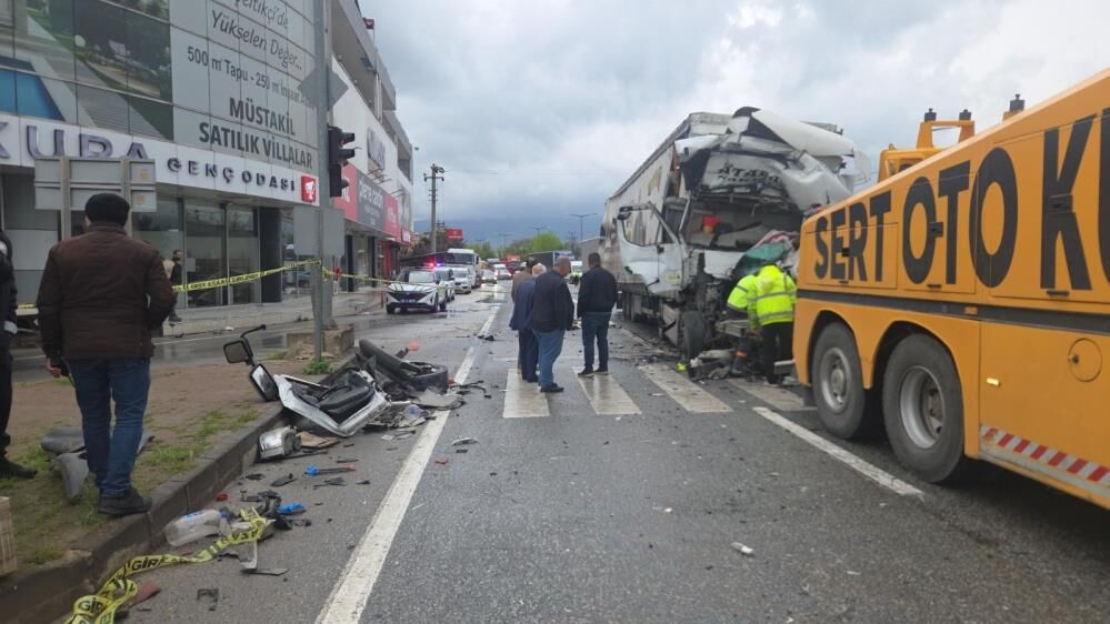 Bursa'da Tır Tankere Çarptı! Sürücü Hayatını Kaybetti (2)