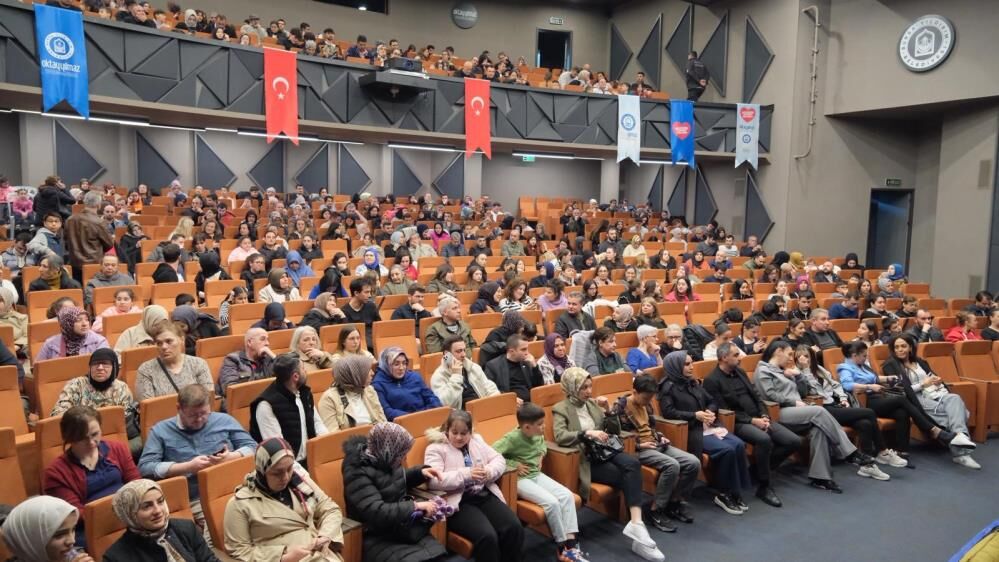 Bursa'da Tiyatro Rüzgarı! “Hangisi Gerçek” Oyunu Büyük İlgi Gördü (2)