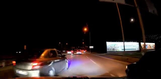 Bursa'da Trafikte Pes Dedirten Hareket! O Anlar Kameraya Yansıdı (2)