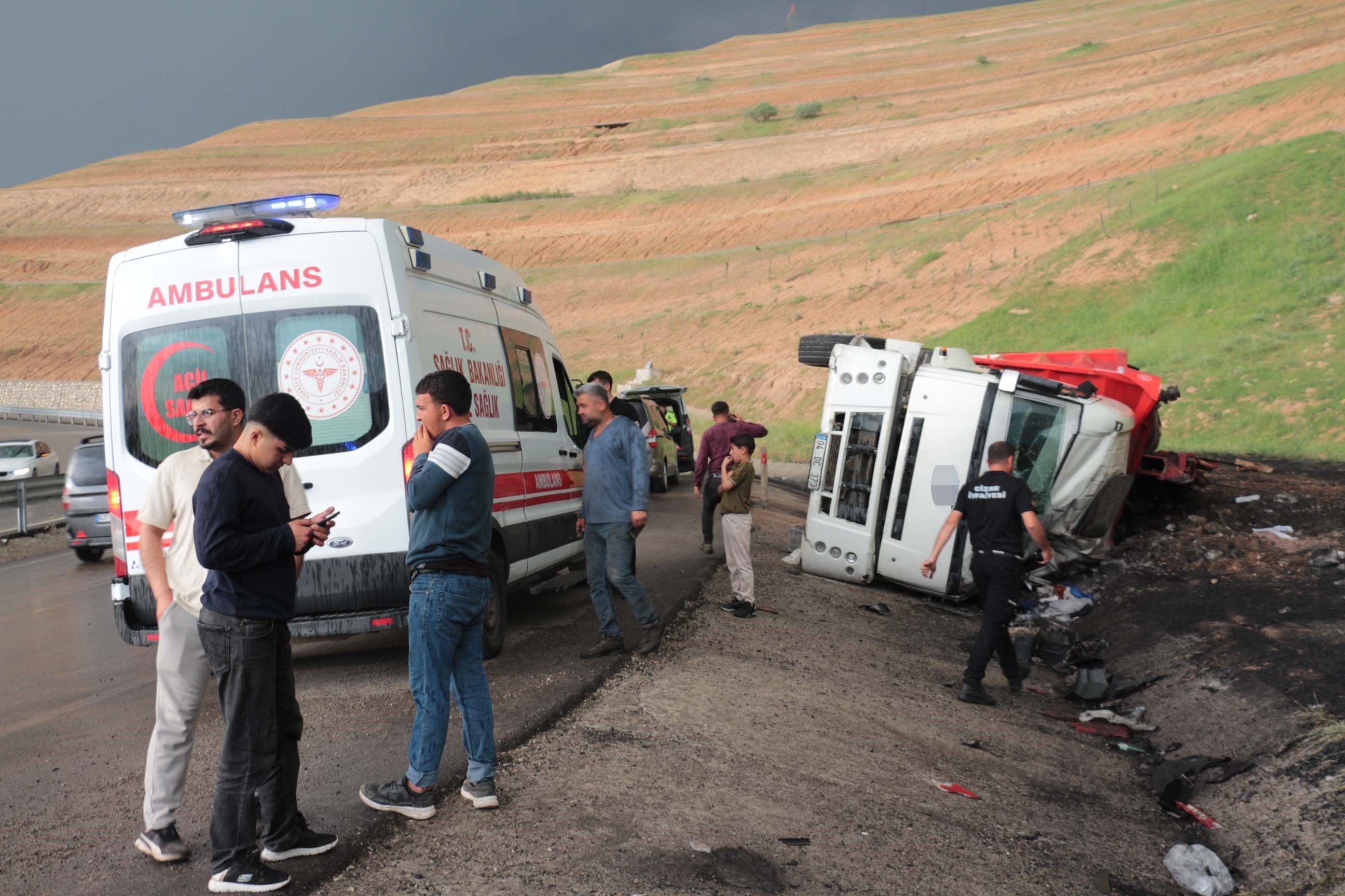 Cizre’de Peş Peşe Kazalardan Sonra Vatandaşlar Karayolunu Ulaşıma Kapattı (3)
