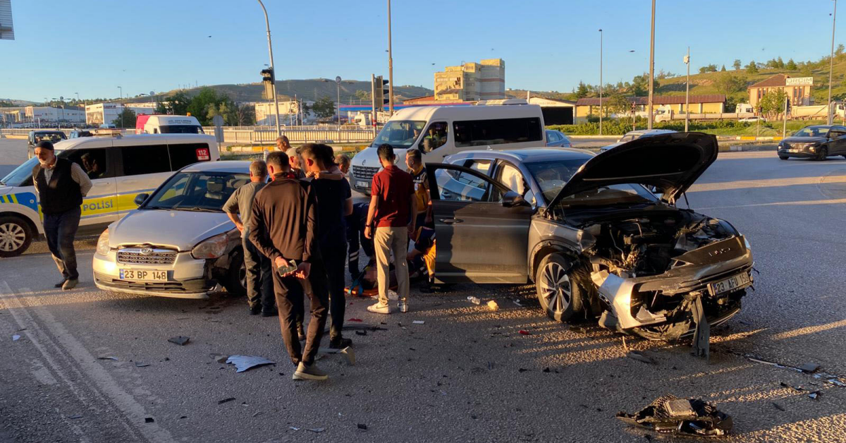 Elazığ’da Otomobil Ile Cip Çarpıştı 4 Kişi Yaralandı