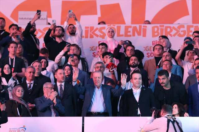 Eser Yenenler’in Ak Parti Gençlik Şöleni Sunuculuğu Her Kesimden Tepki Var (1)