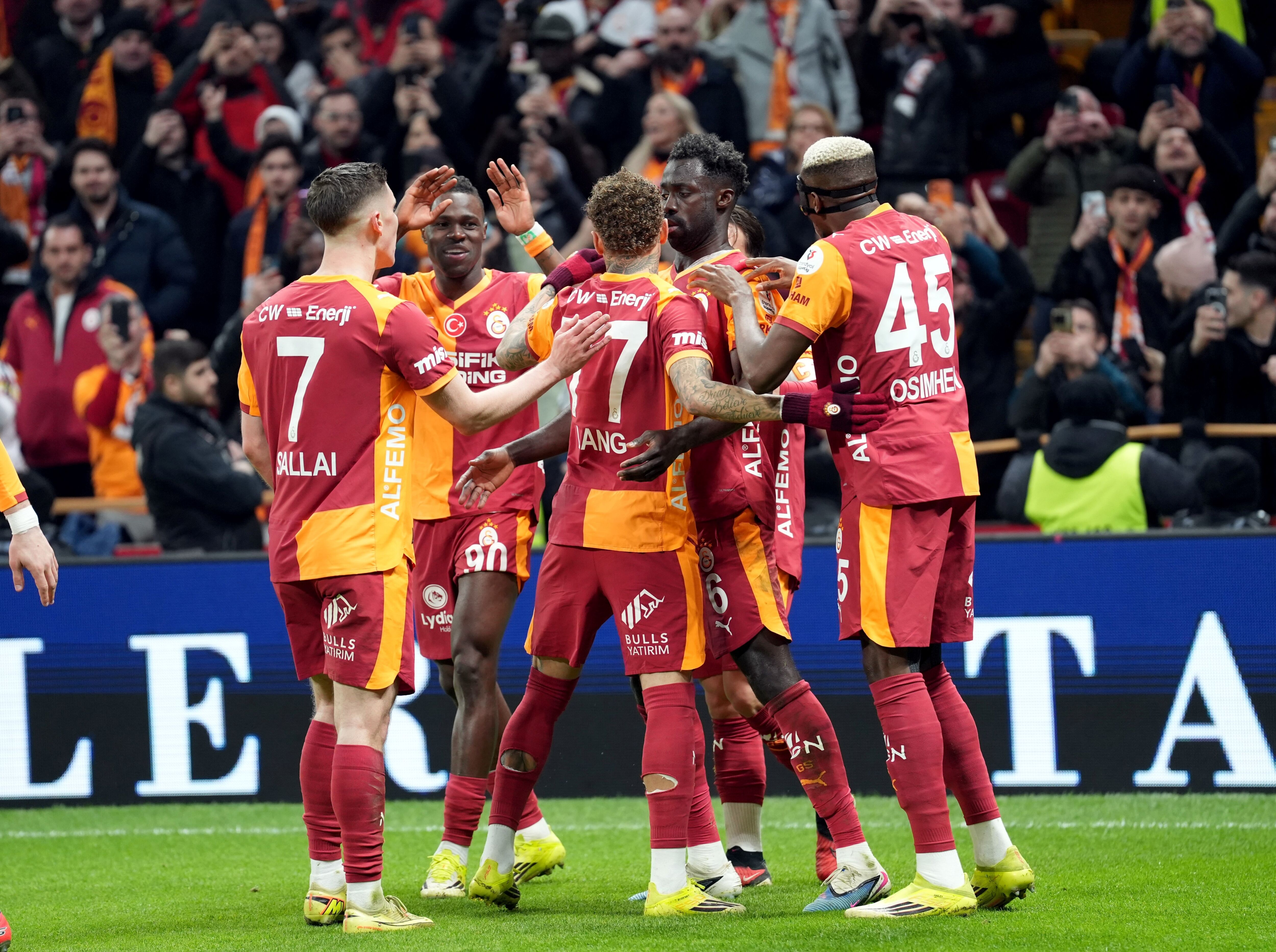 Galatasaray, Antalyaspor Maçında Şampiyonluk İçin Sahaya Çıkacak (5)