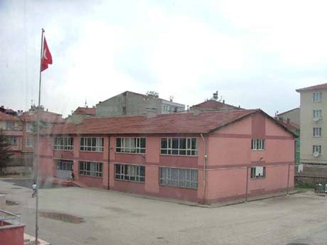 İnegöl Li̇sesi̇ Tabeladan Silindi Ama Anılarda Hala Yaşıyor (3)