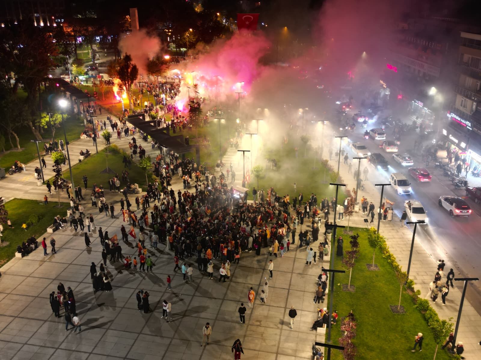 İnegöl Sarı Kırmızıya Büründü! Galatasaray’ın Şampiyonluğu Coşkuyla Kutlandı (2)
