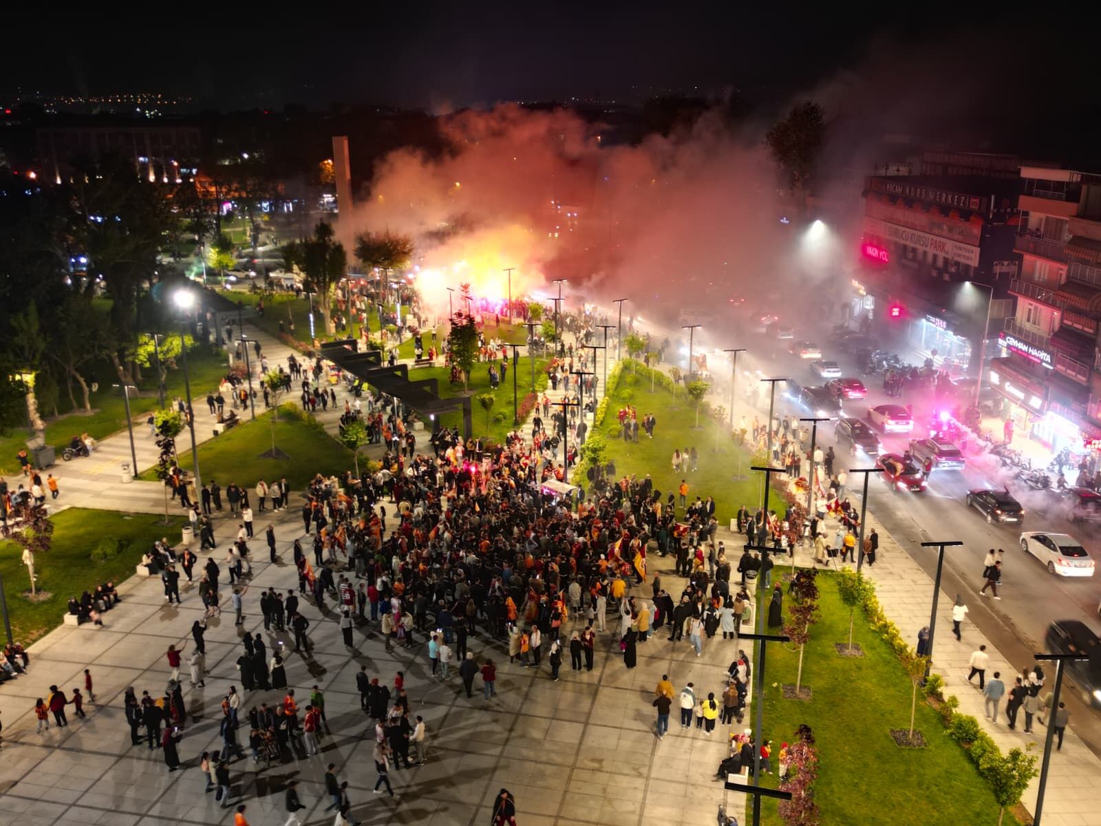 İnegöl Sarı Kırmızıya Büründü! Galatasaray’ın Şampiyonluğu Coşkuyla Kutlandı (3)