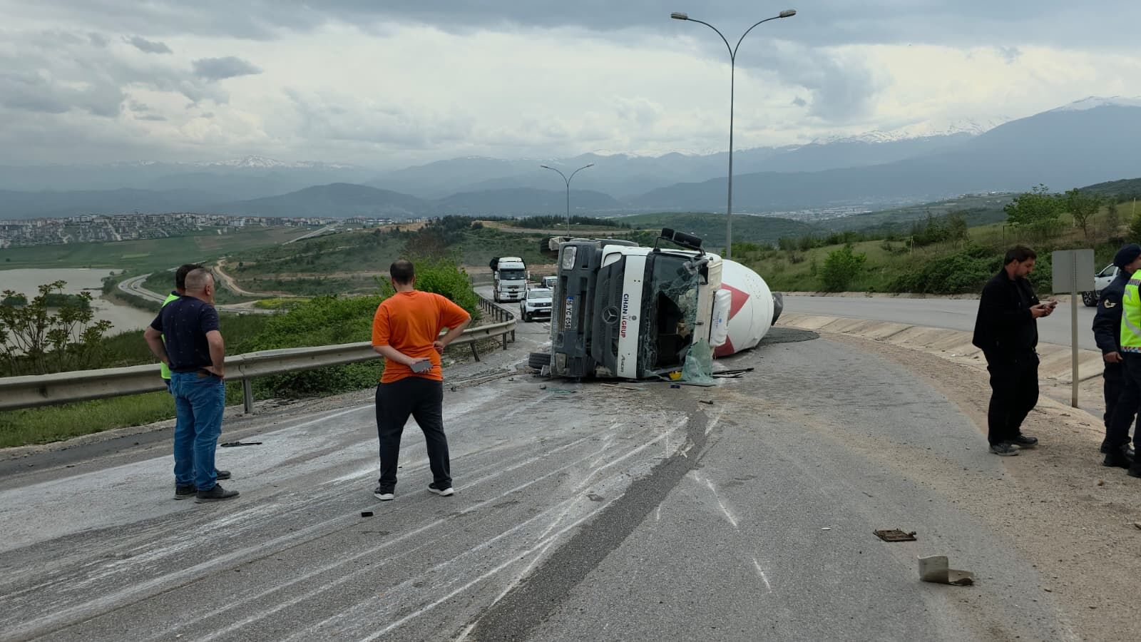 İnegöl Yolunda Feci Kaza! Beton Mikseri Virajda Devrilip 100 Metre Sürüklendi-2