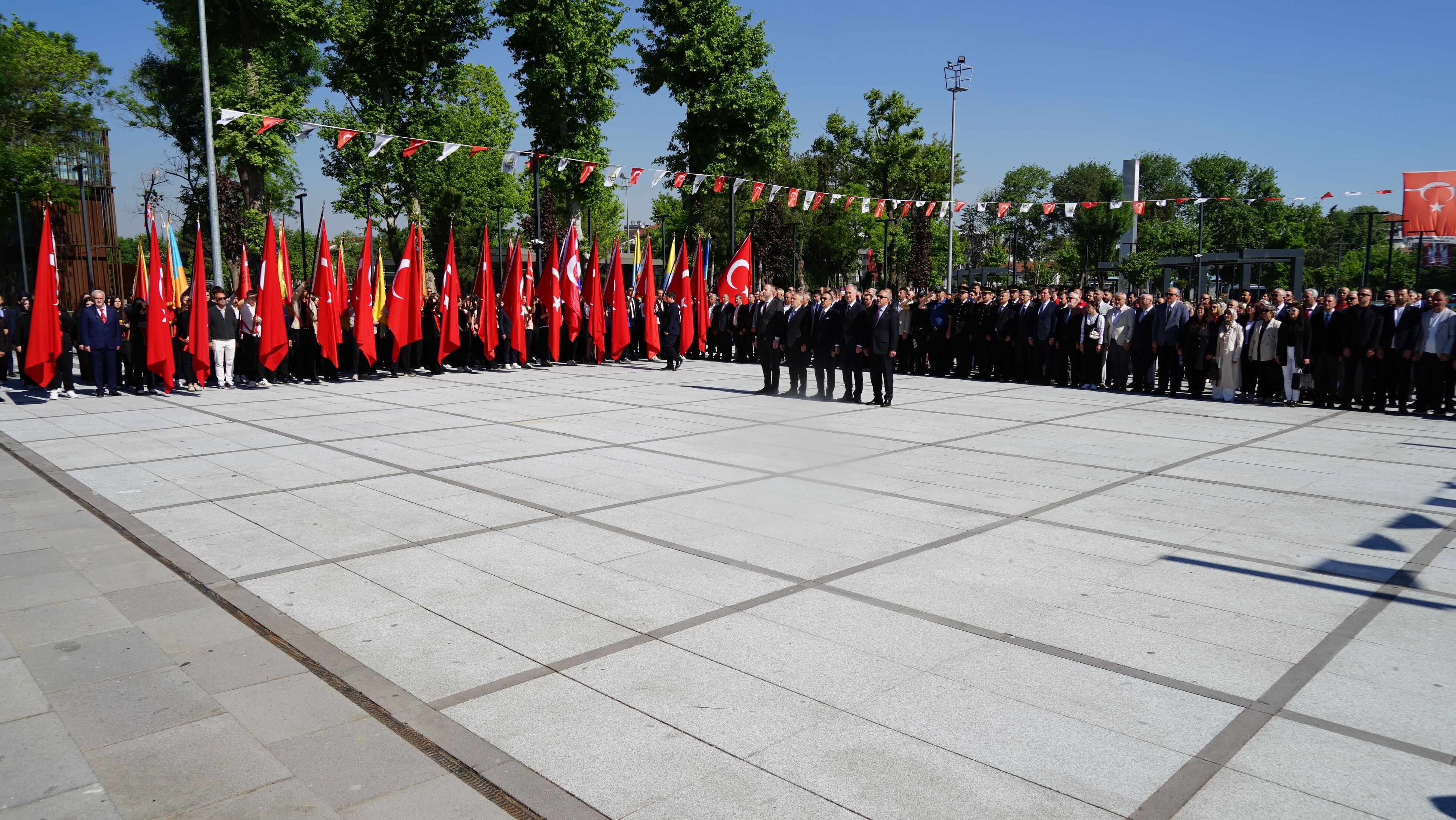 İnegöl’de 19 Mayıs Törenleri Çelenk Sunumuyla Başladı (5)