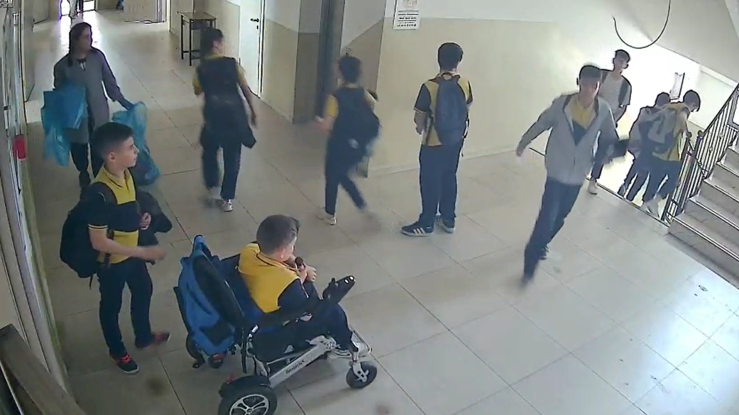İnegöl'de Asansör Arızası Nedeniyle Merdivenlerden Inemeyen Öğrenciyi, Okulun Müdür Yardımcısı Abdullah Akgüneş Sırtına Alarak Aşağı Indirdi.