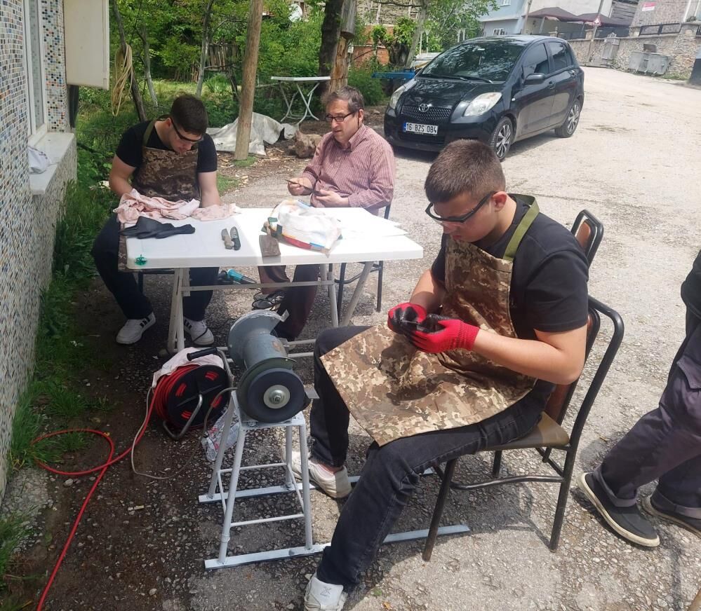 İnegöl'de Bayram Hazırlığı Başladı! Vatandaşların Bıçakları Ücretsiz Biledi (3)