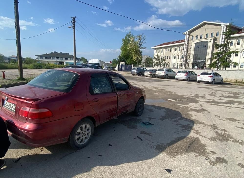 İnegöl’de Can Pazarı! Kafa Kafaya Çarpışan Araçlarda 5 Kişi Yaralandı (1)