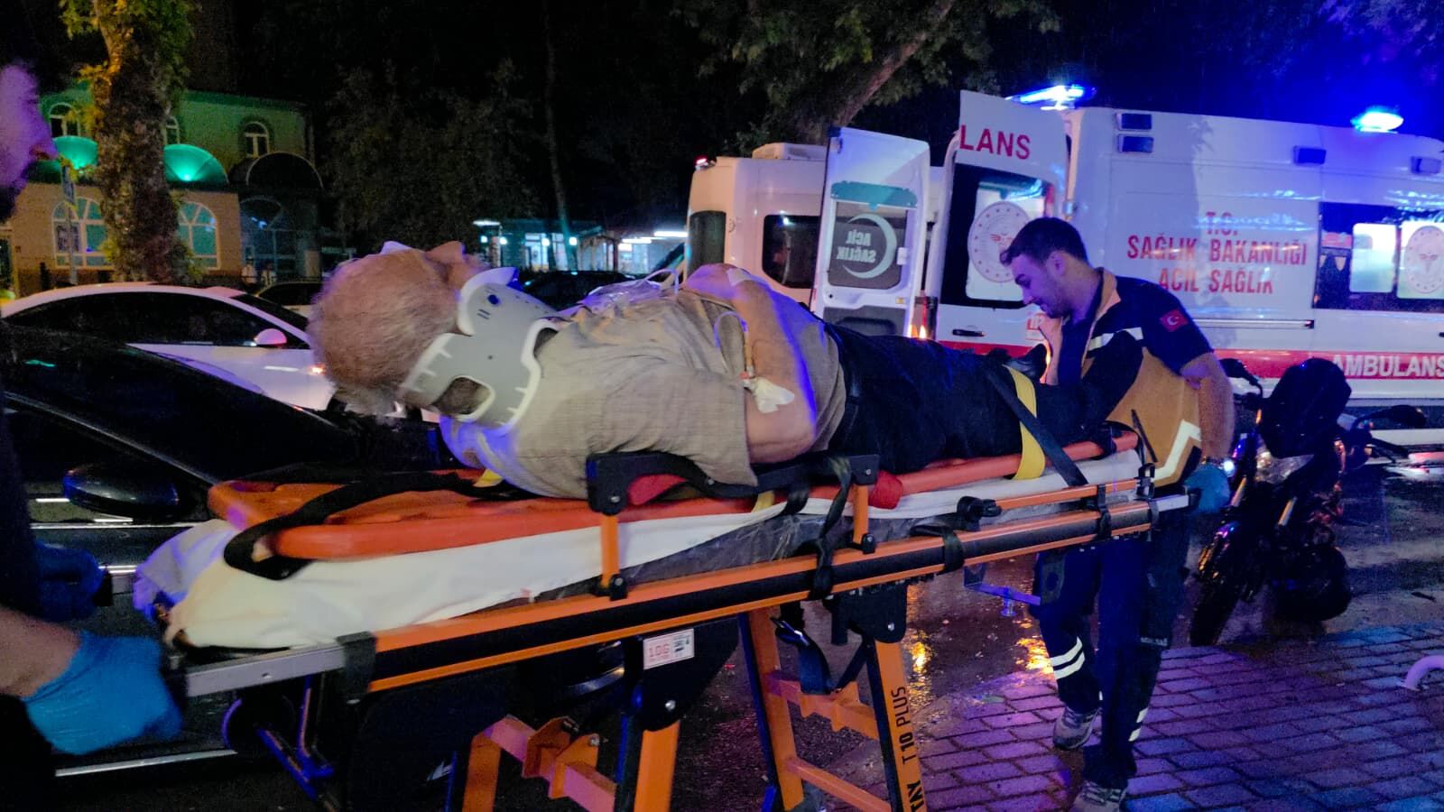 İnegöl’de Dondurma Keyfi Hastanede Bitti! Yaşlı Adama Otomobil Çarptı (1)
