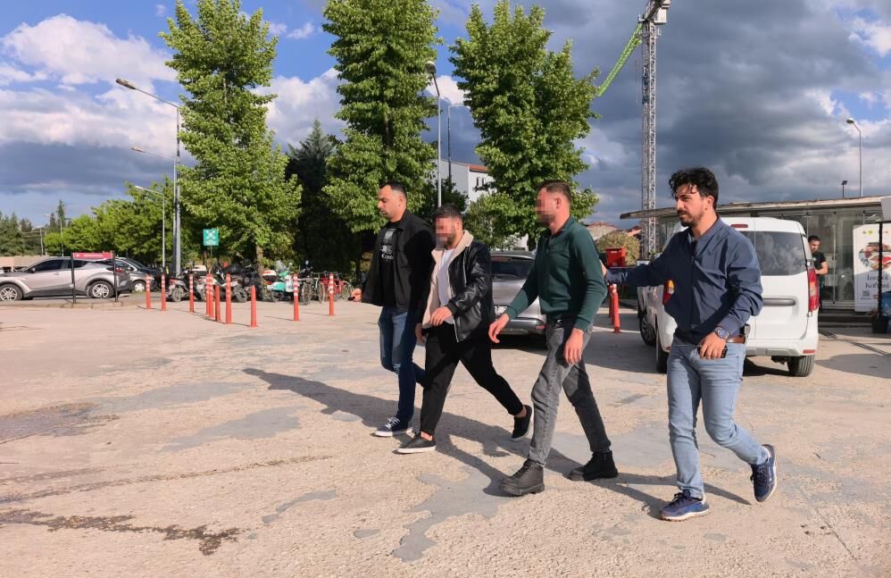 İnegöl’de Enseden Bıçaklayan Şüpheli Ile Ağabeyi Yakalandı (1)
