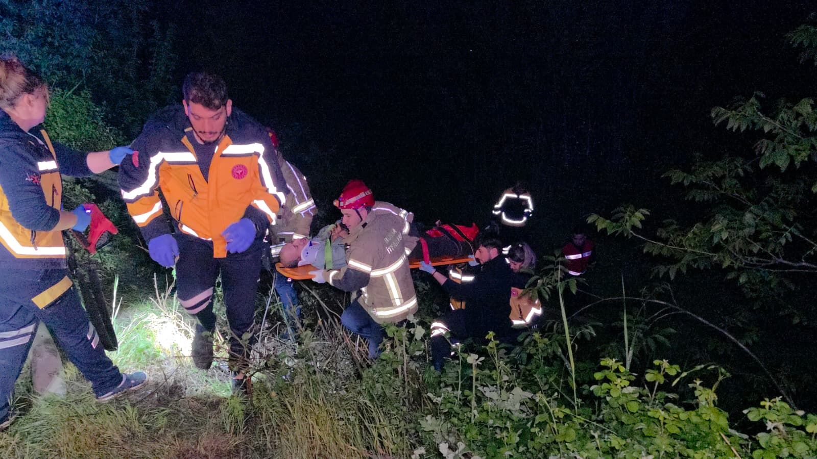 İnegöl’de Feci Kaza! Kontrolden Çıkan Araç Bariyeri Parçalayıp Şarampole Yuvarlandı