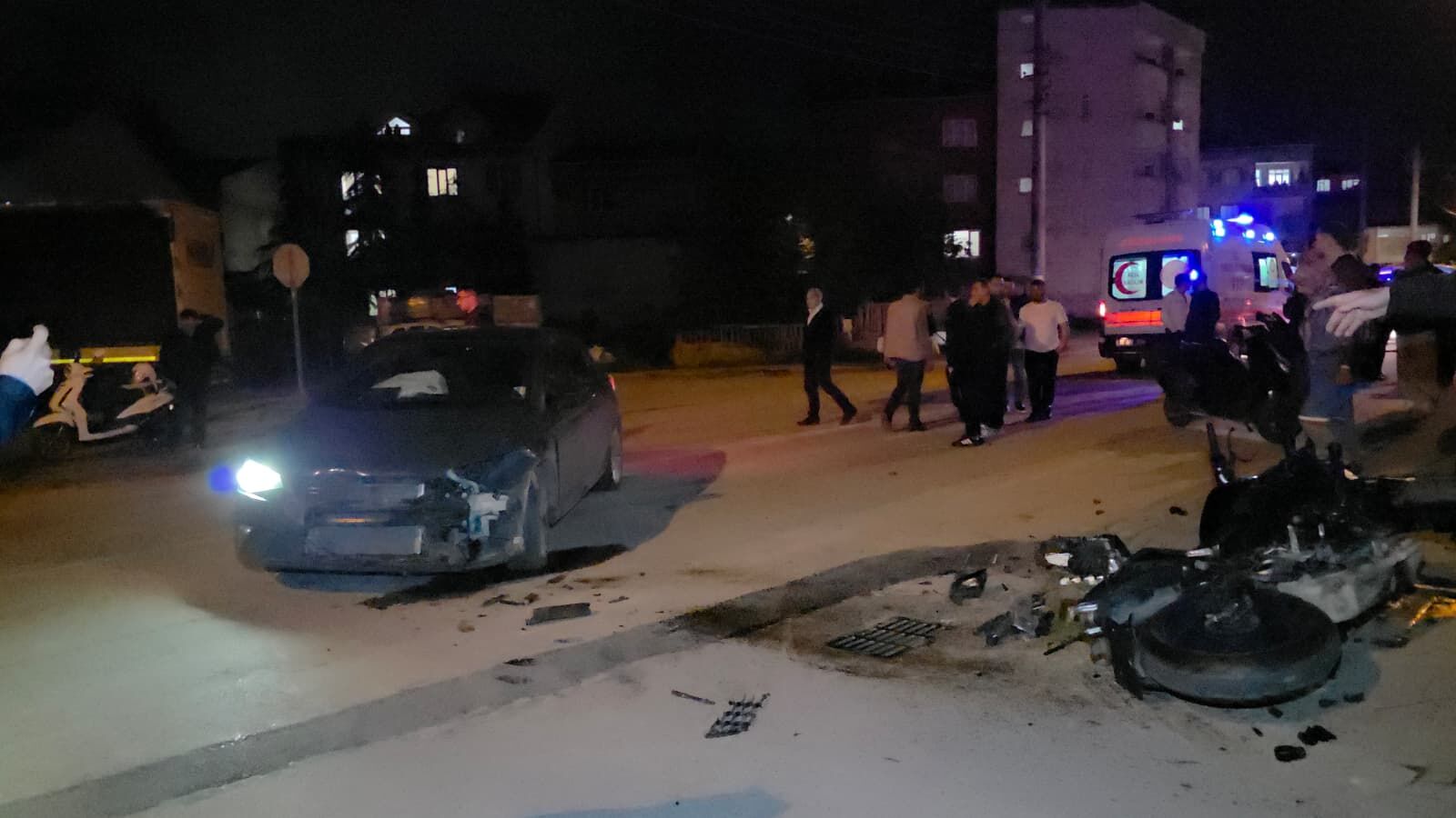 İnegöl’de Feci Kaza! Motosiklet Otomobille Çarpıştı, Sürücü Ağır Yaralandı (1)
