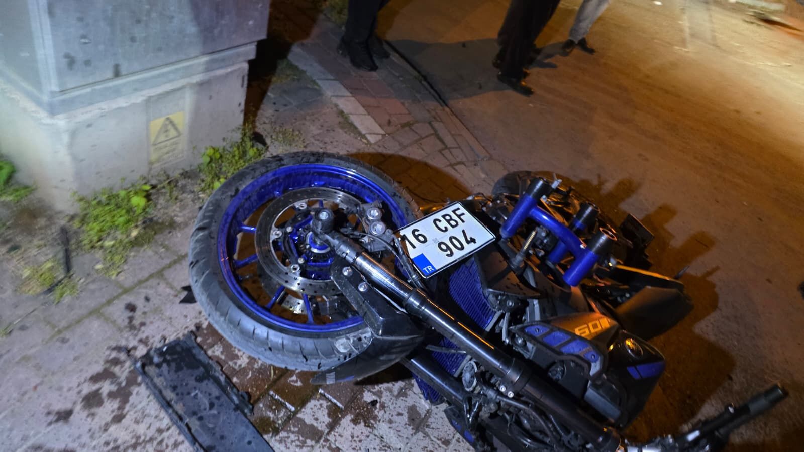 İnegöl’de Feci Kaza! Motosiklet Otomobille Çarpıştı, Sürücü Ağır Yaralandı (2)