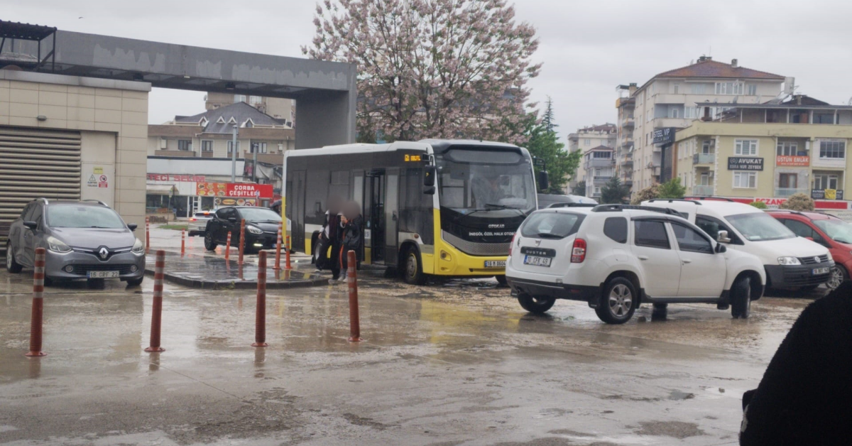 İnegöl’de Halk Otobüsü Şoförü Rahatsızlanan Çocuğu Hastaneye Yetiştirdi (4)