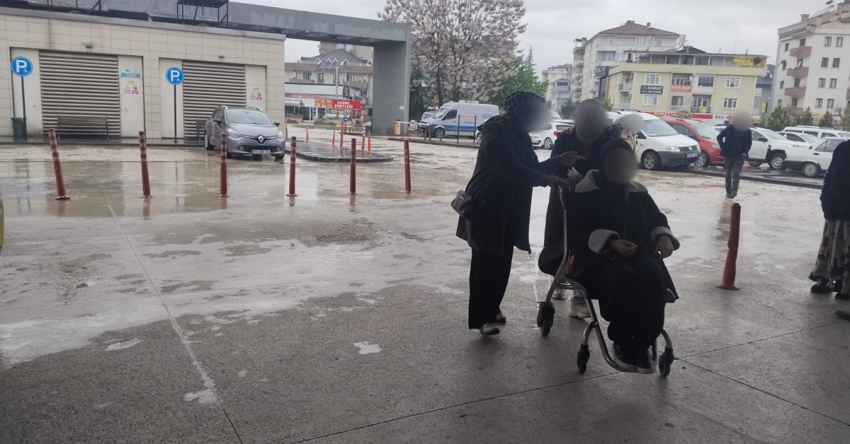İnegöl’de Halk Otobüsü Şoförü Rahatsızlanan Çocuğu Hastaneye Yetiştirdi (5)