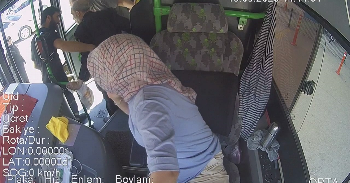 İnegöl’de Halk Otobüsünde Fenalaşan Yolcuyu Kadın Şoför Hastaneye Yetiştirdi (4)