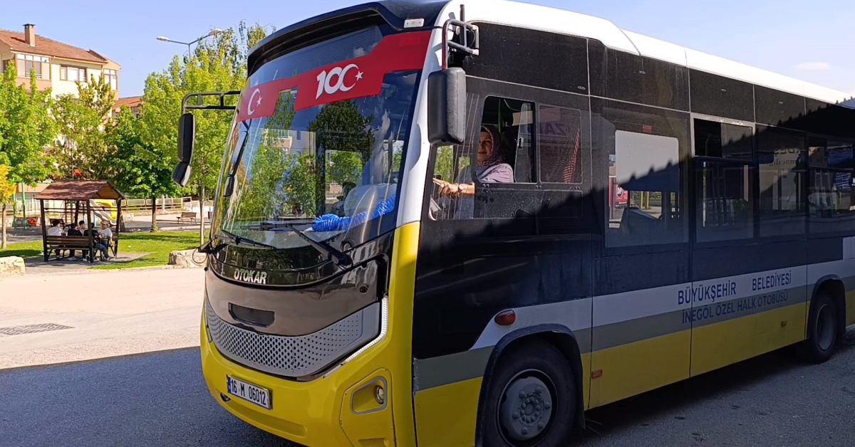 İnegöl’de Halk Otobüsünde Fenalaşan Yolcuyu Kadın Şoför Hastaneye Yetiştirdi (5)