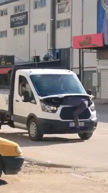 İnegöl'de Hayrete Düşüren Anlar! Seyir Halindeki Kamyonetin Motorunu Açtı (2)