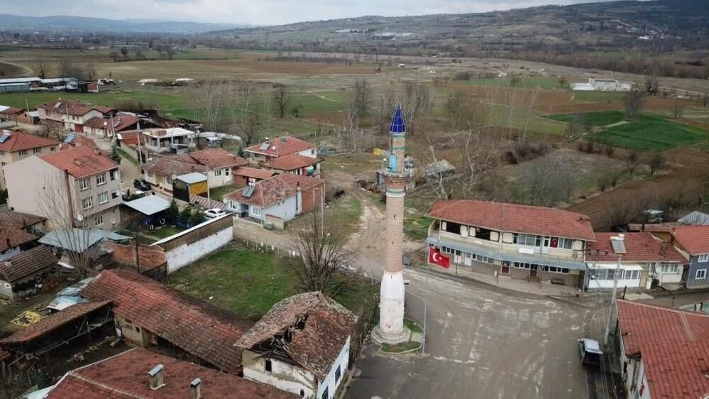 İnegöl'de İlginç Manzara! Ortada Cami Yok Ama Minare Var (3)