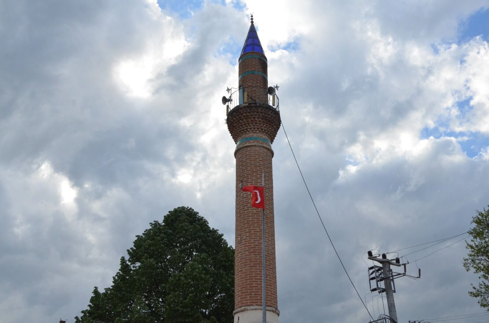 İnegöl'de İlginç Manzara! Ortada Cami Yok Ama Minare Var (4)