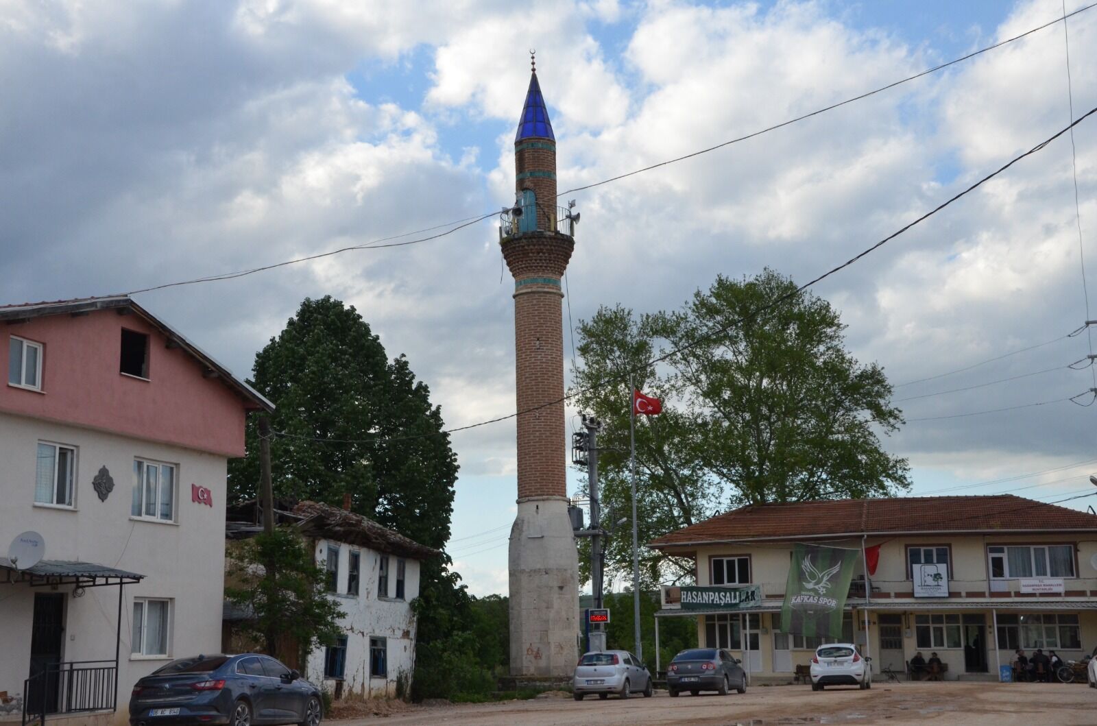 İnegöl'de İlginç Manzara! Ortada Cami Yok Ama Minare Var (6)