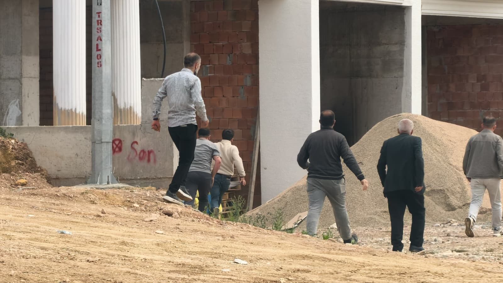 İnegöl’de İnşaatta Sopalı Kavga! Ambulanstaki Yaralıya Saldırmak İstediler (2)