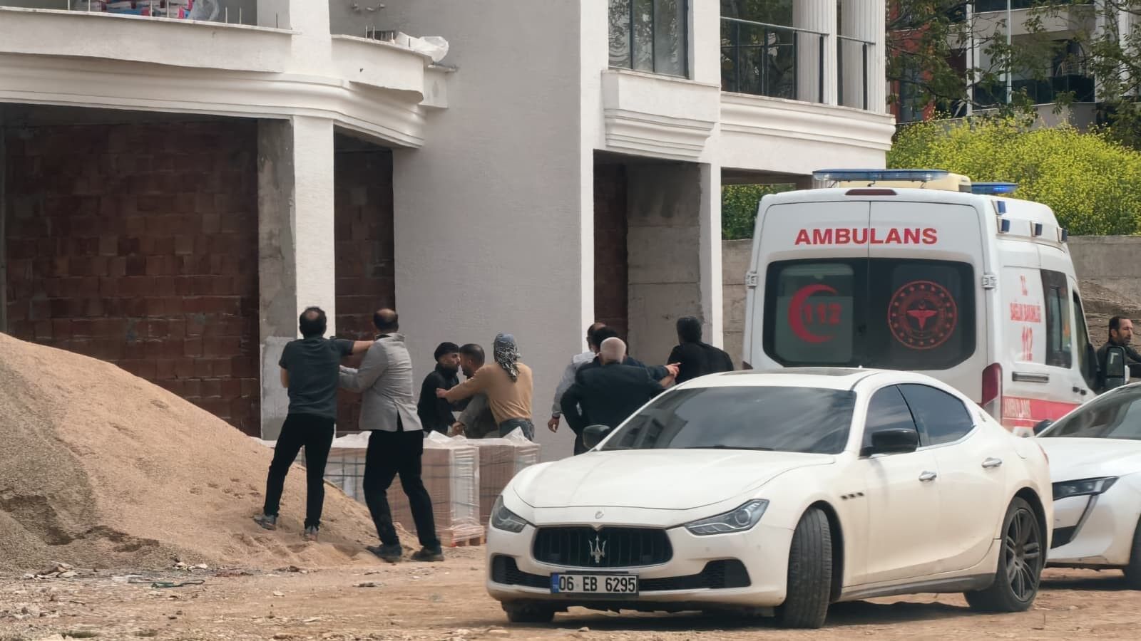 İnegöl’de İnşaatta Sopalı Kavga! Ambulanstaki Yaralıya Saldırmak İstediler (3)