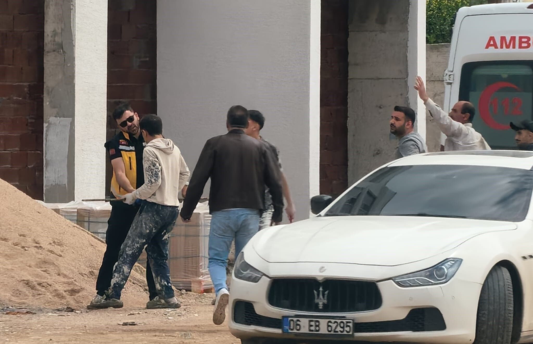 İnegöl’de İnşaatta Sopalı Kavga! Ambulanstaki Yaralıya Saldırmak İstediler (4)