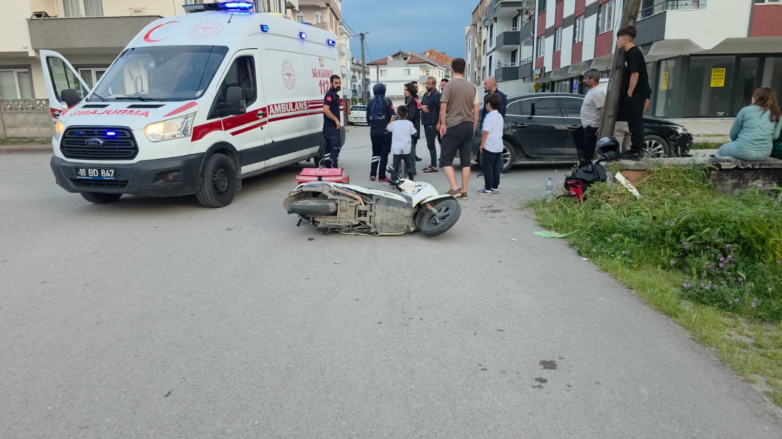 İnegöl’de Kavşakta Kaza! Motosiklet Sürücüsü Yaralandı (2)