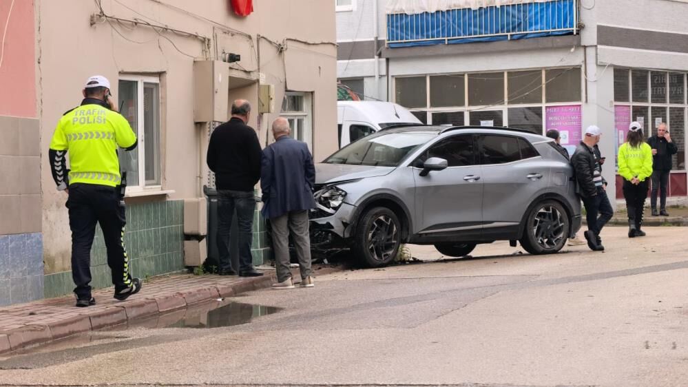 İnegöl’de Korku Dolu Anlar! Kontrolden Çıkan Cip Eve Girdi (1)-1