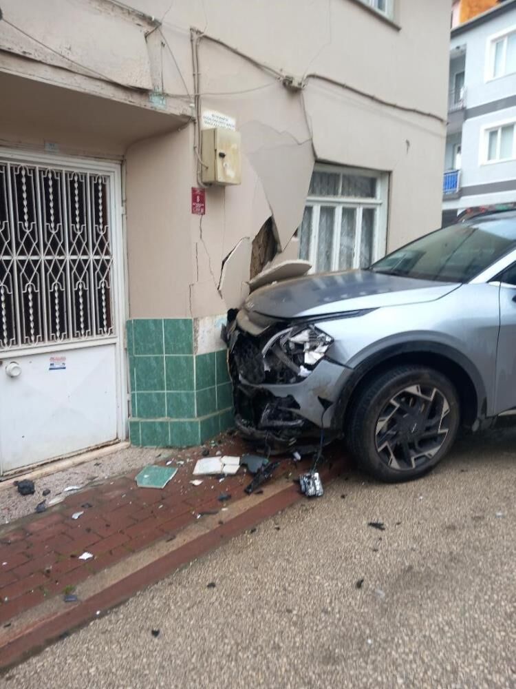 İnegöl’de Korku Dolu Anlar! Kontrolden Çıkan Cip Eve Girdi (2)