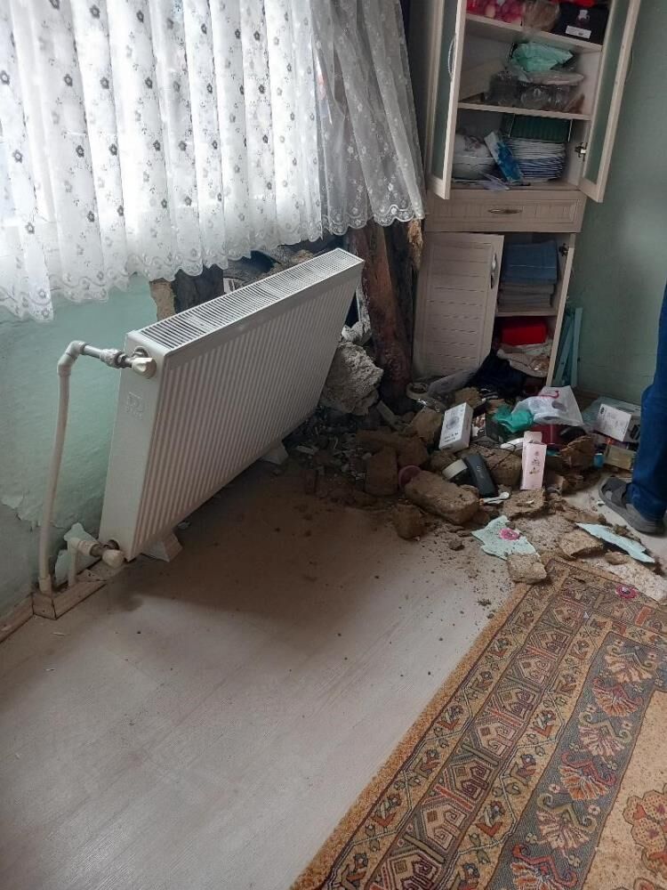 İnegöl’de Korku Dolu Anlar! Kontrolden Çıkan Cip Eve Girdi (3)