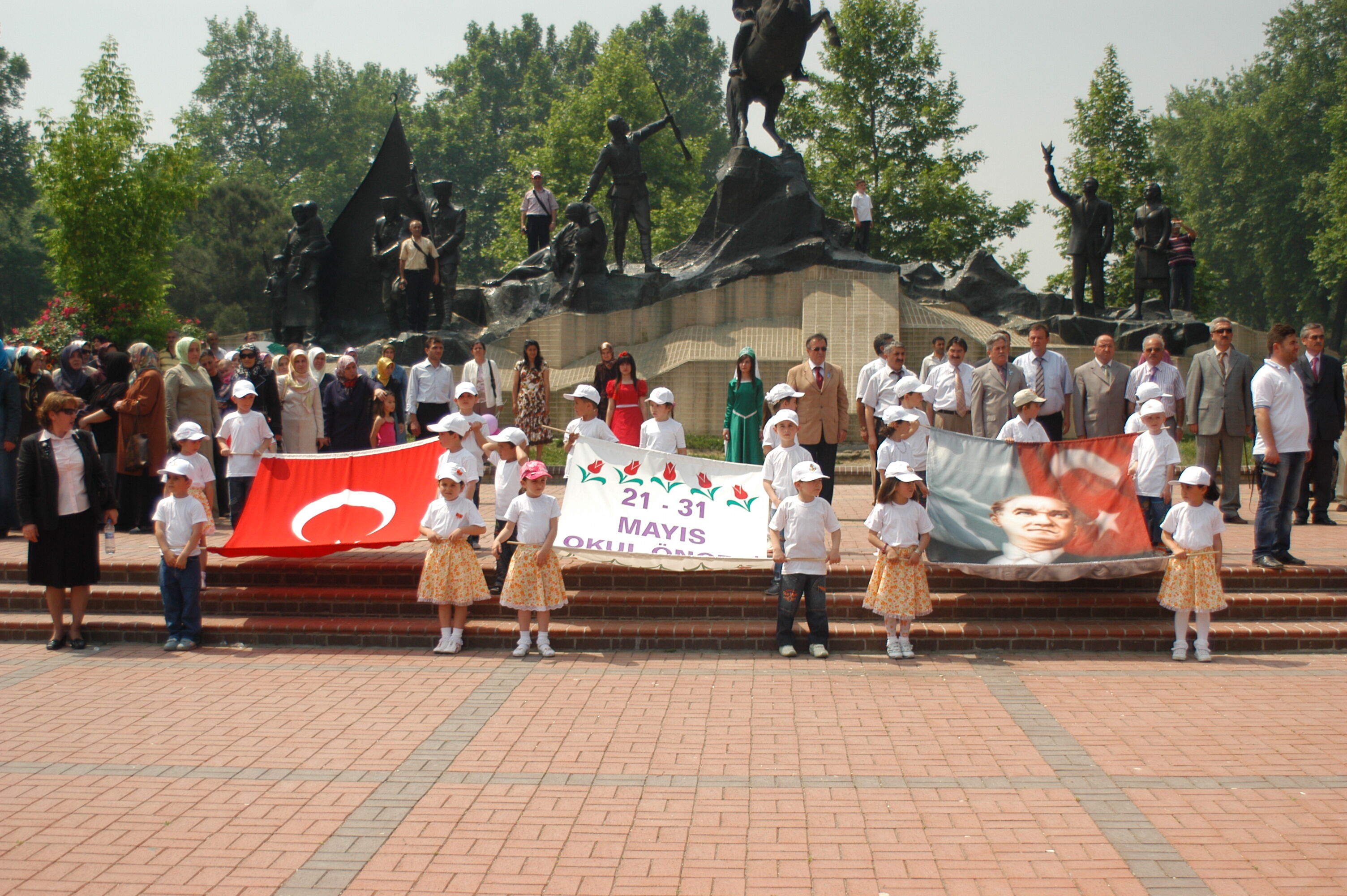 İnegöl'de Minikler Okul Öncesi Eğitim İçin Yürüdü Arşi̇vden 2008 Gençgazete (1)
