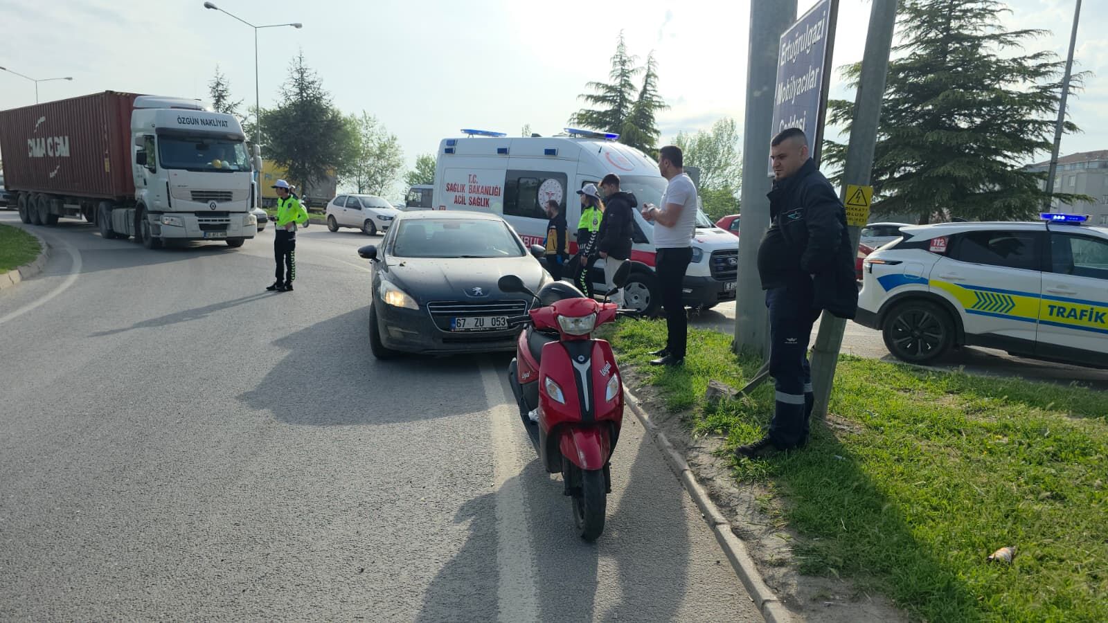 İnegöl’de Motosiklet Ile Otomobil Birbirine Girdi! (2)