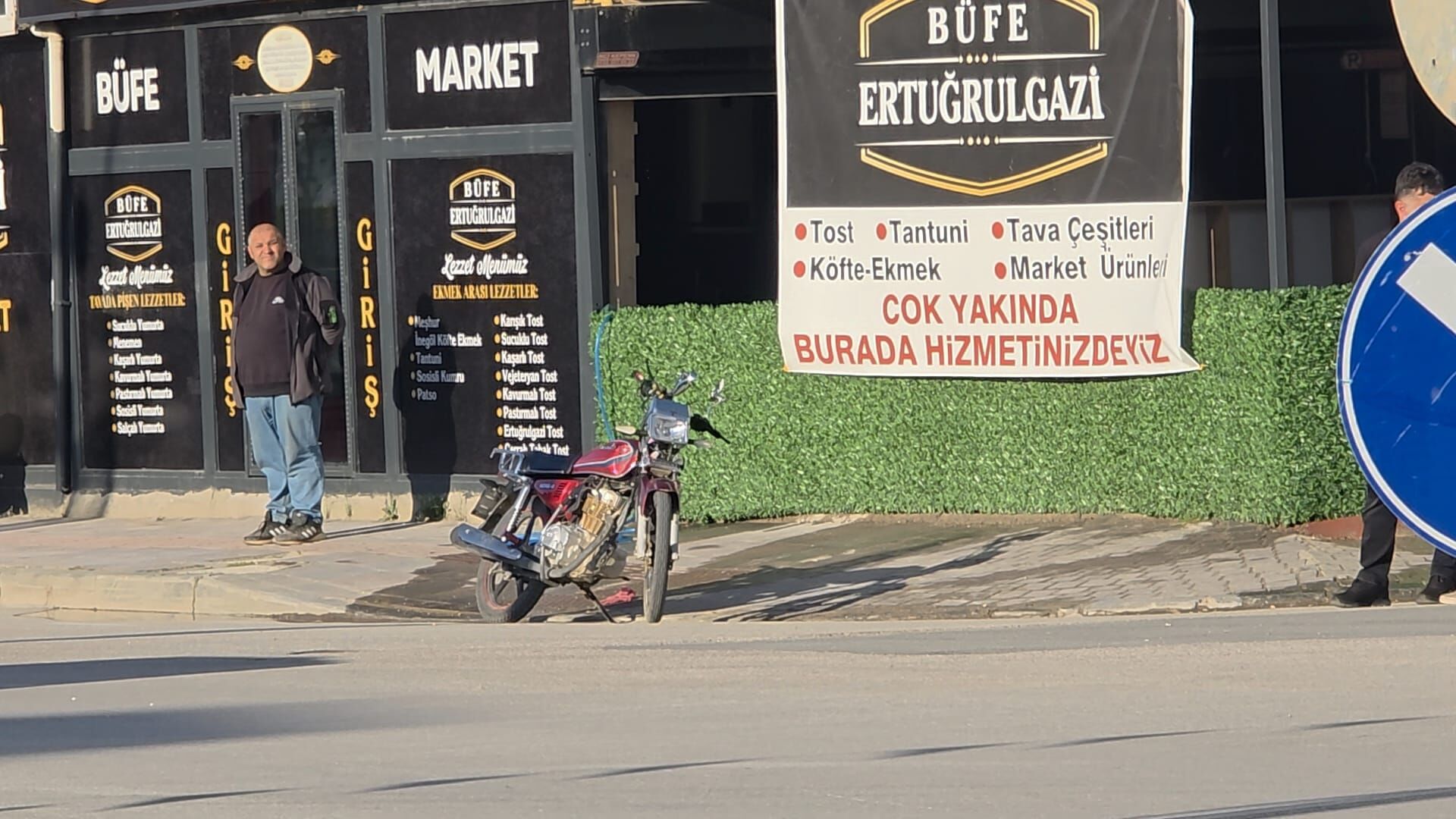 İnegöl’de Servis Minibüsü Ile Motosiklet Çarpıştı! 16 Yaşındaki Sürücü Yaralandı (2)