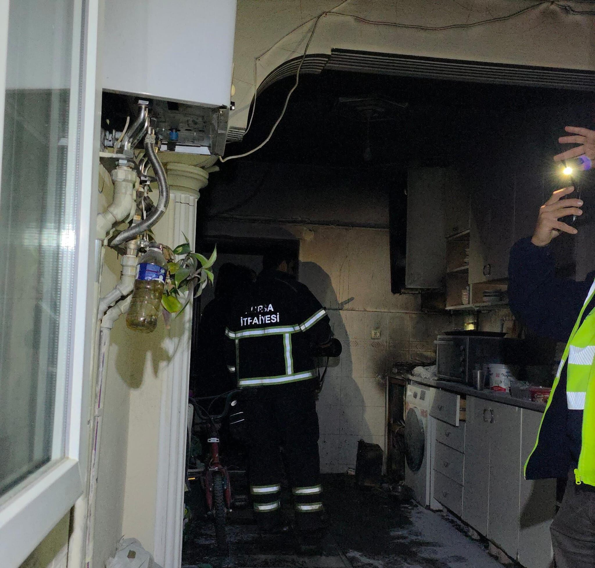 İnegöl’de Sitedeki Dairede Mutfak Yangını Meydana Geldi (3)