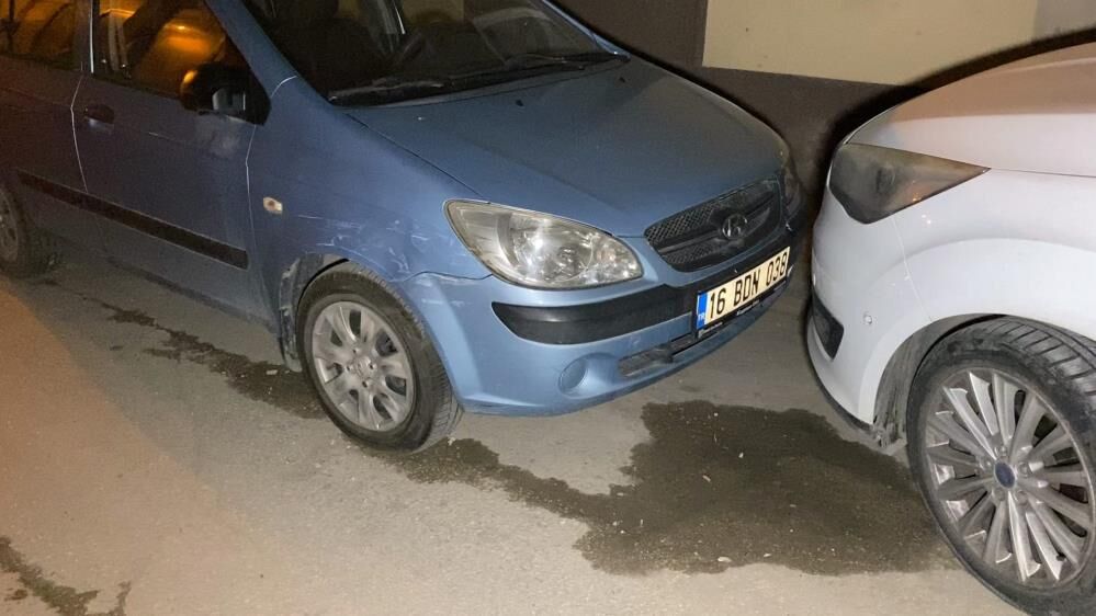 İnegöl’de Sürücü Fenalaştı, Kontrolden Çıkan Araç 3 Araca Ve Doğalgaz Panosuna Çarptı! (1)
