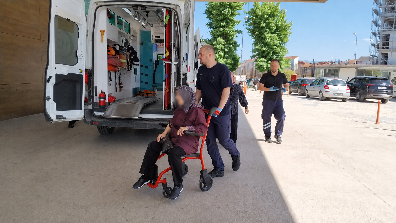 İnegöl'de Triporter Devrildi 1’I Çocuk 3 Kişi Yaralandı (2)
