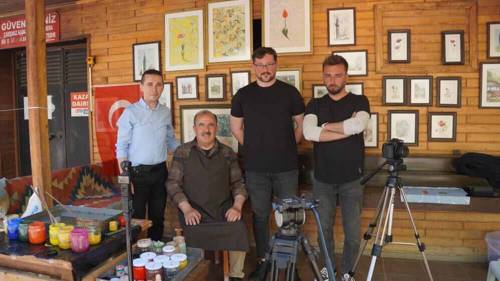 İznik’in Yaşayan Hazinesi! 50 Yıldır Ebru Sanatını Geleceğe Taşıyor (1)