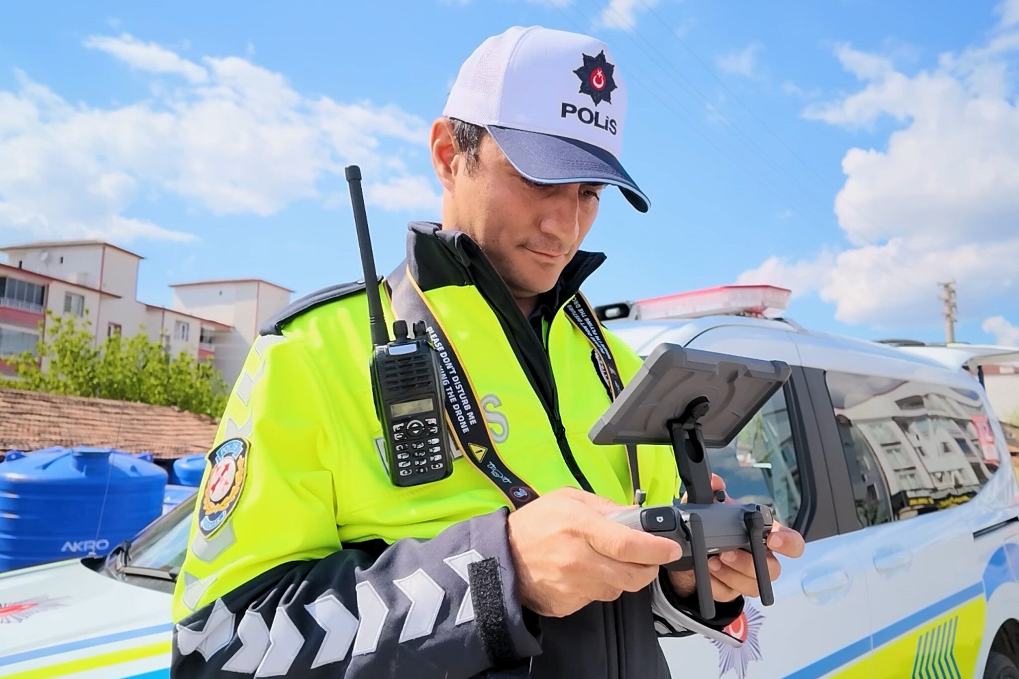 Kaçtı, Park Etti, Polisi Karşısında Buldu! Dron Her Anını Kaydetti (1)-1