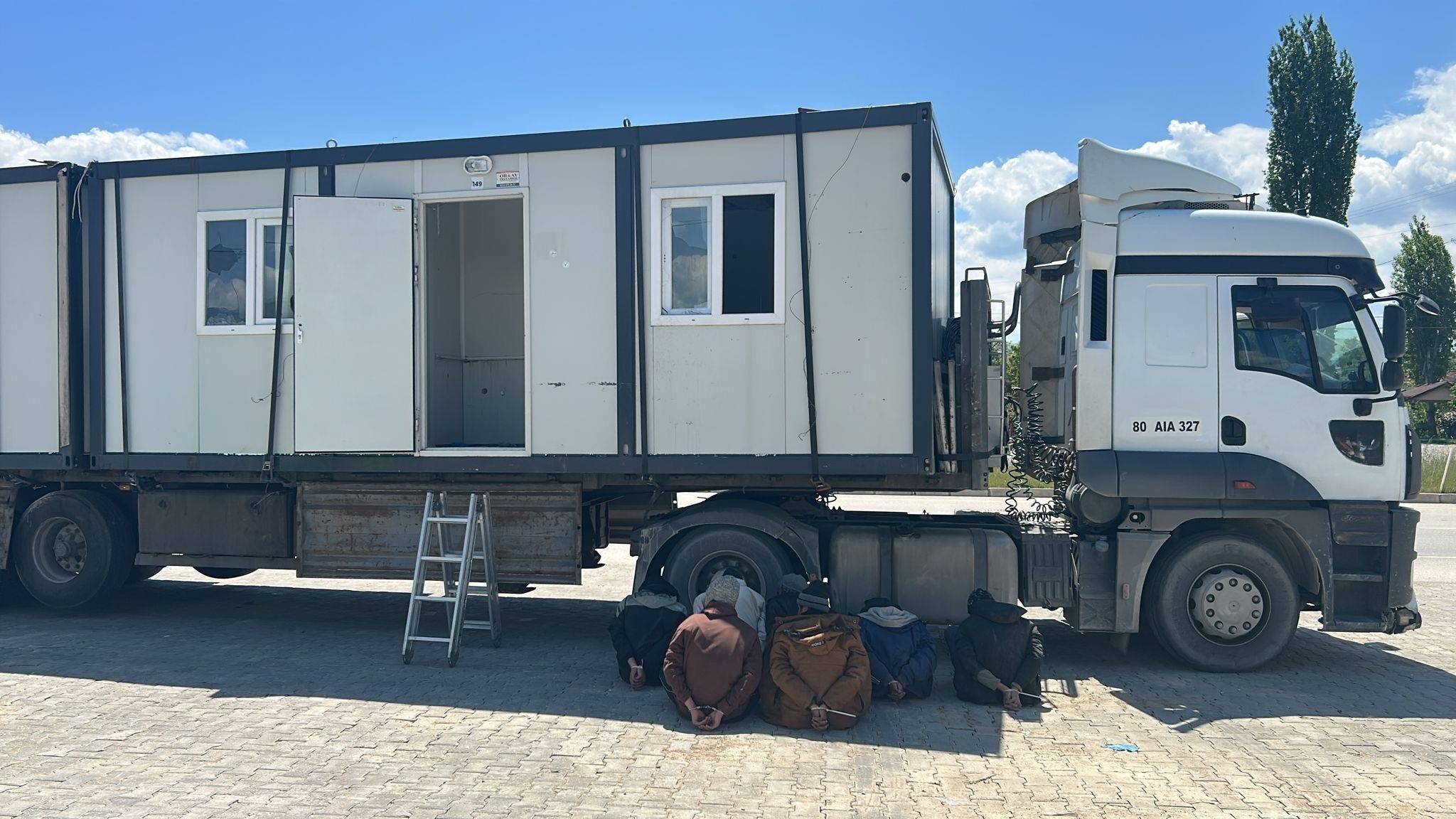 Konteyner Yüklü Tırda 7 Kaçak Göçmen Yakalandı (2)
