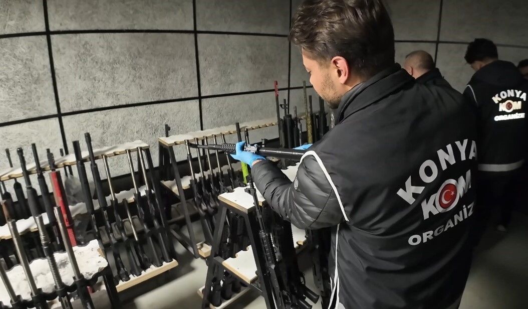 Konya'da Silah Kaçakçılığı Operasyonu! 51 Kalaşnikof Benzeri Tüfek Ele Geçirildi (2)